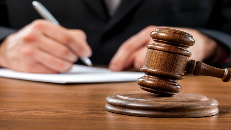 How to Recognize When You Need a Business Litigation Lawyer